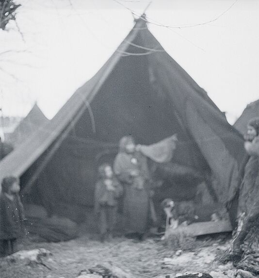 Tziganes nomades vivant sous la tente. Femmes et enfants