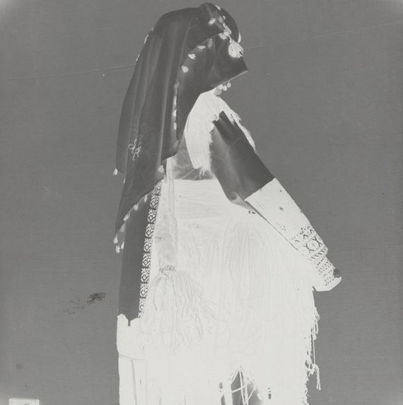 Costume de jeune mariée de Marjovo