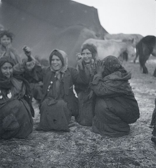 Femmes Tsiganes nomades dansant