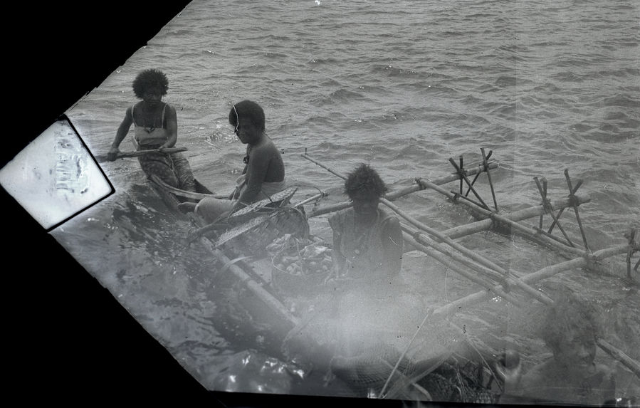 Sans titre [Quatre personnes dans une pirogue à balancier]