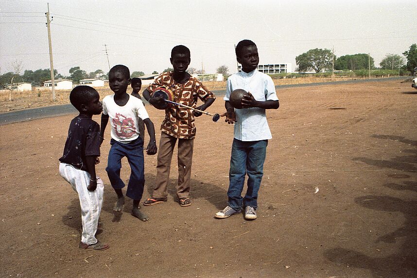 Bande-film de 1 vue concernant un groupe d'enfants