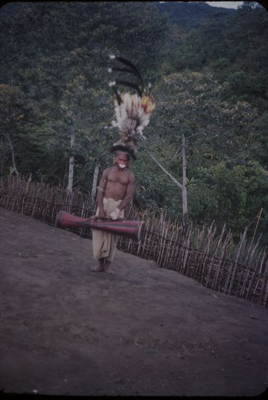 Buang. Types, vie sociale, danses (suite). Sangas. Docteur Vangror en costume de danse