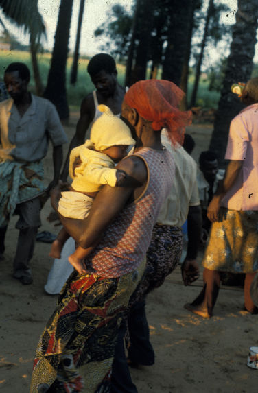 Sans titre [femme portant un bébé]