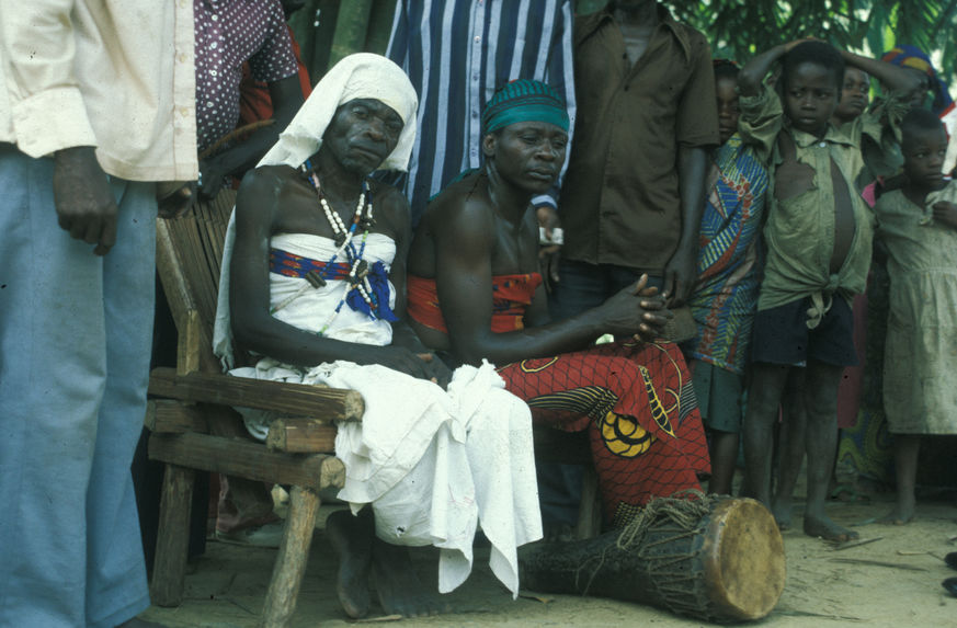 Sans titre [hommes assis]