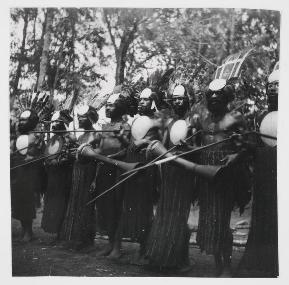 Olgenbeng, Nennga, Mélé. Préparation d'un monga, les danseurs