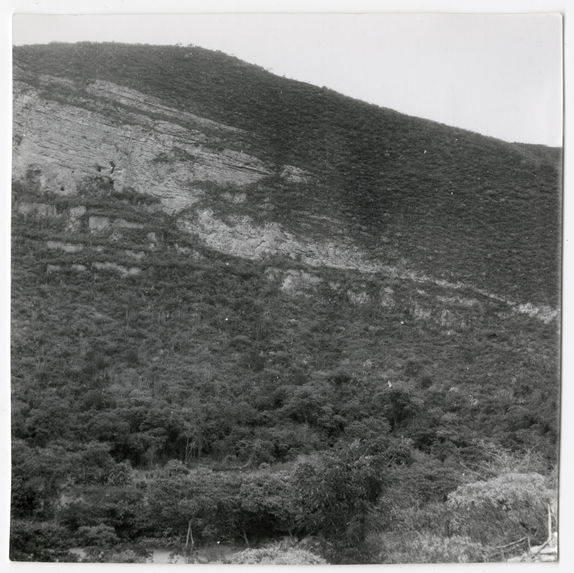 Chachapoyas, Makro. Deuxième mission [vue générale sur les vestiges de la muraille à flanc de falaise].