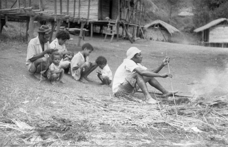 Buang Watut. Mission 75-76. Bande film de 6 vues concernant des champs d'ignames, la fabrication de flèches et des portraits