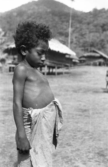 Buang Watut. Mission 1954-55. Bande film de 6 vues concernant des portraits d'enfants et des habitations