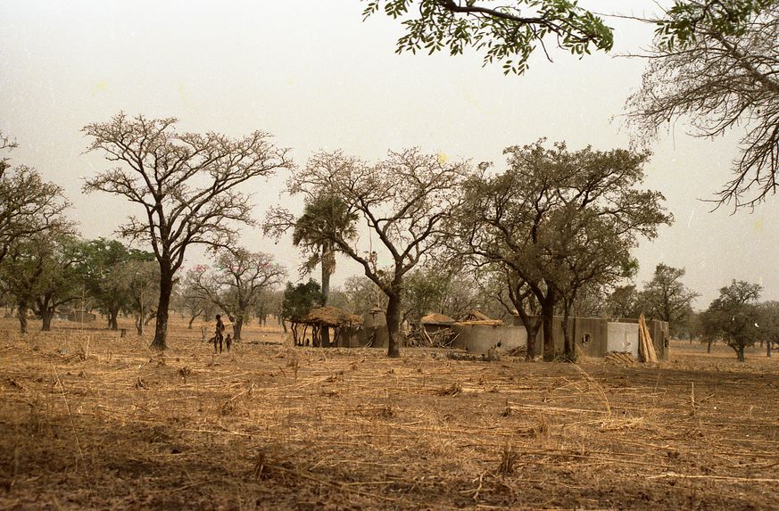 Bande-film de 4 vues concernant un village