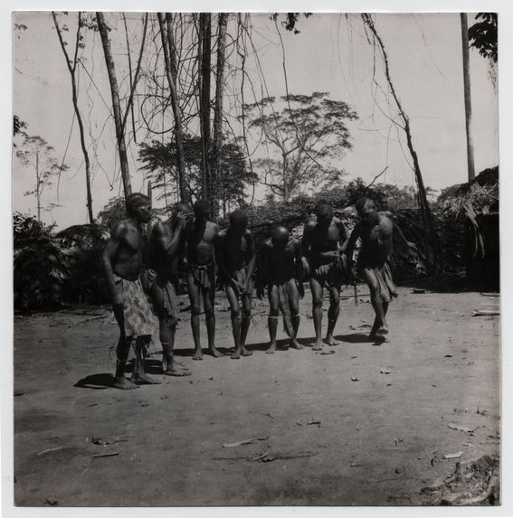 Pygmées Babinga Bangombé. Danse de chasse