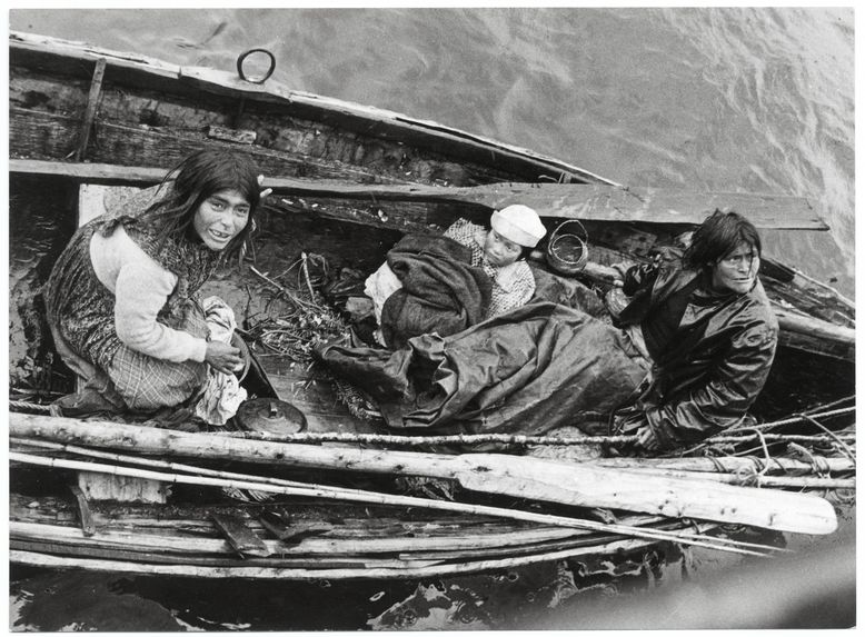 Famille atakaluf dans un canoe monoxyle