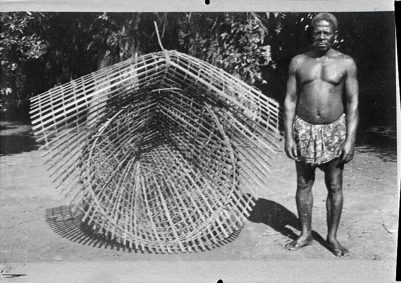 Pêcheur Ngoundi et sa nasse