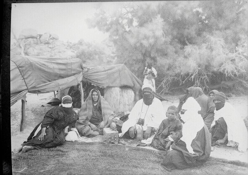 L'aménokal Akhamouk et sa famille devant la tente