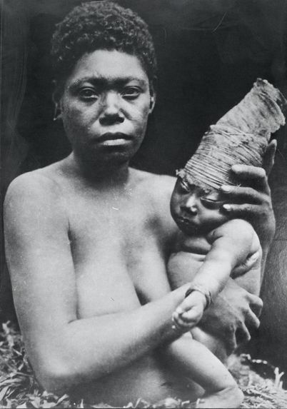 Femme et enfant dont la tête est serrée dans un turban d'écorce