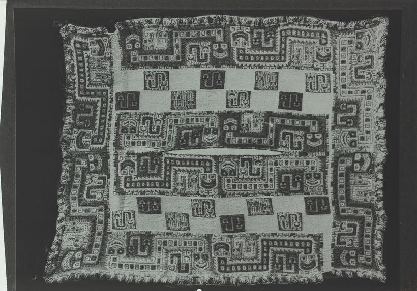 Tissu brodé, Musée de Lima