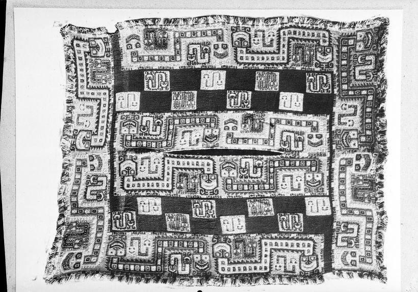 Tissu brodé, Musée de Lima