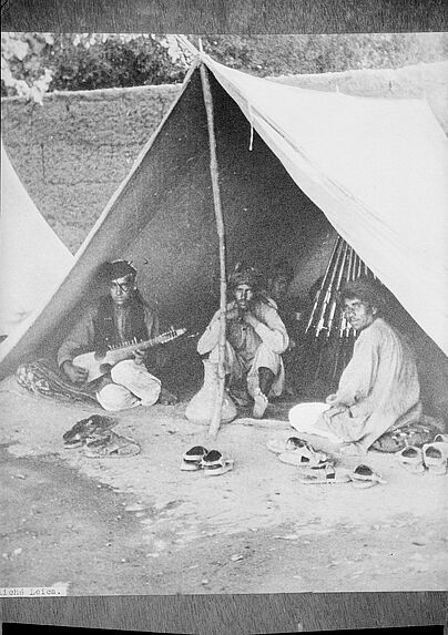 Soldats sous une tente