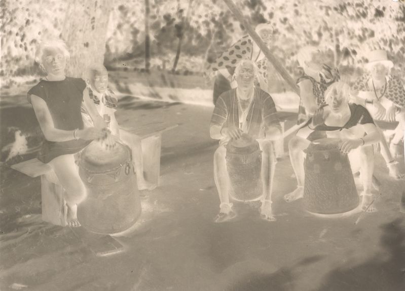 Tambourinaires. Tambours d'acajou tendus de peaux de biche