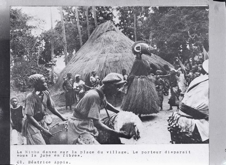 La déesse de la Maternité dans la clairière