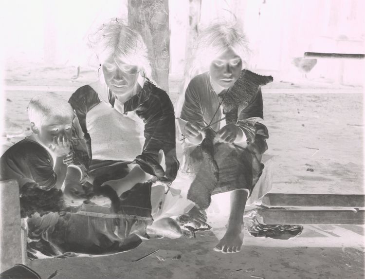 Sans titre [Portrait d'une femme et deux enfants]