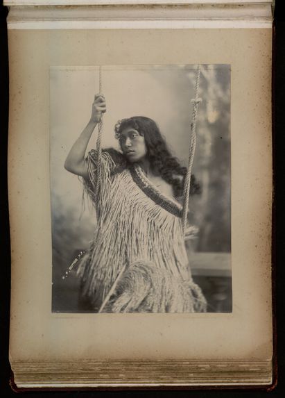 Sans titre [jeune femme maori sur une balançoire]