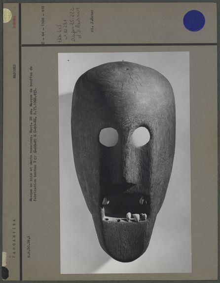 Masque en bois et dents humaines