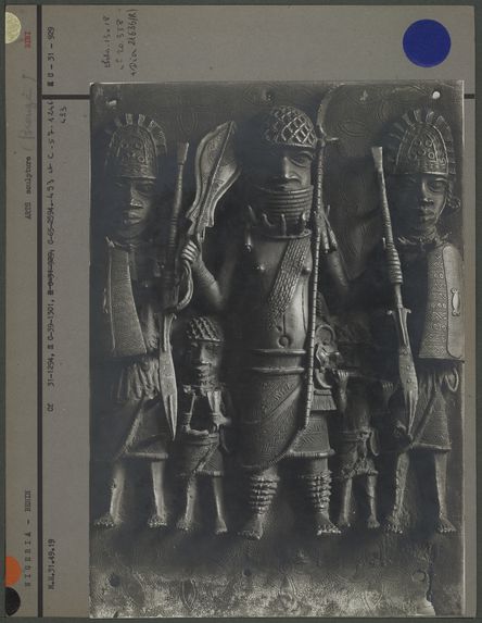 Plaque bronze, 5 personnages du Ve siècle