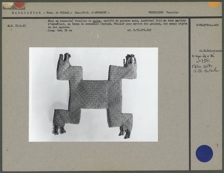 Etui en vannerie en forme de crocodile