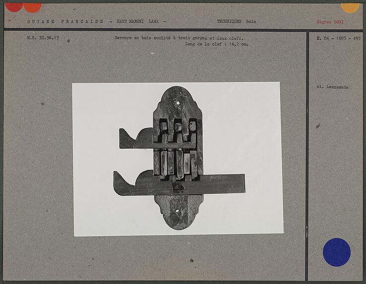 Serrure en bois sculpté, trois gorges et deux clefs
