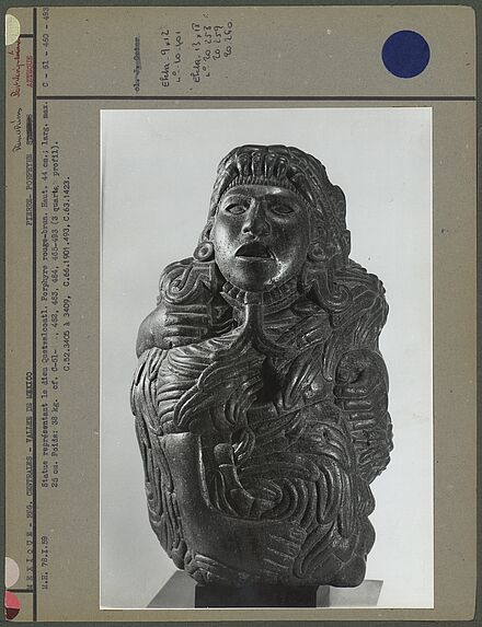 Pierre, statue représentant le dieu Quetzalcoatl