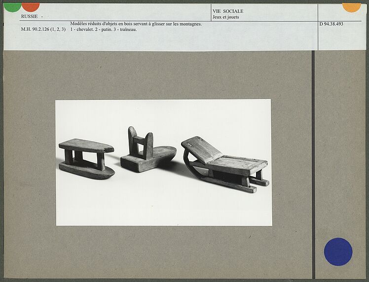 Modèles réduits d'objets en bois servant à glisser sur la neige