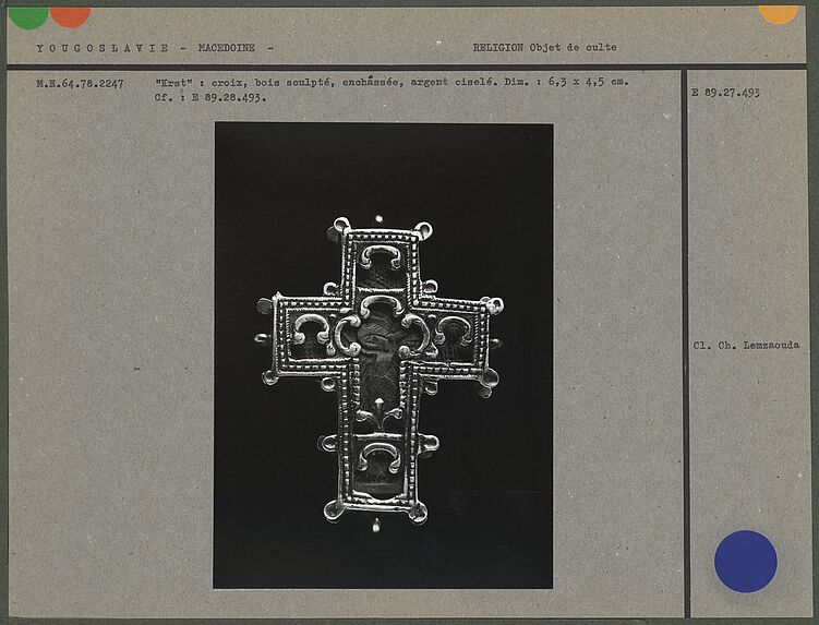 Croix en bois sculpté, enchâssé