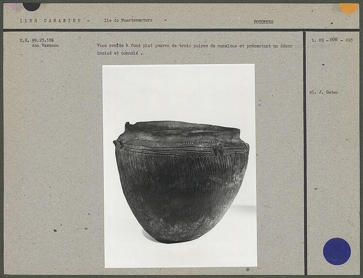 Vase ovoïde à fond plat pourvu de trois paires de mamelons