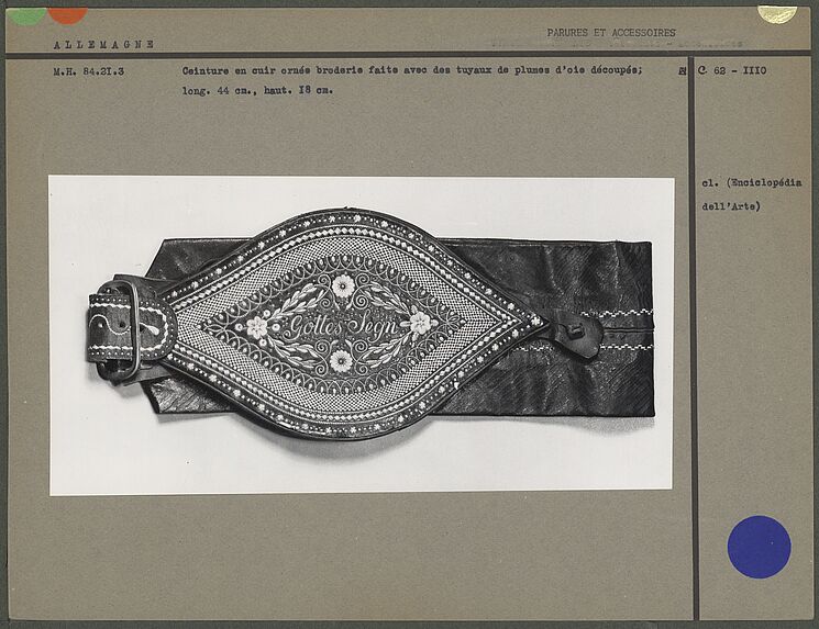 Ceinture en cuir ornée de broderie