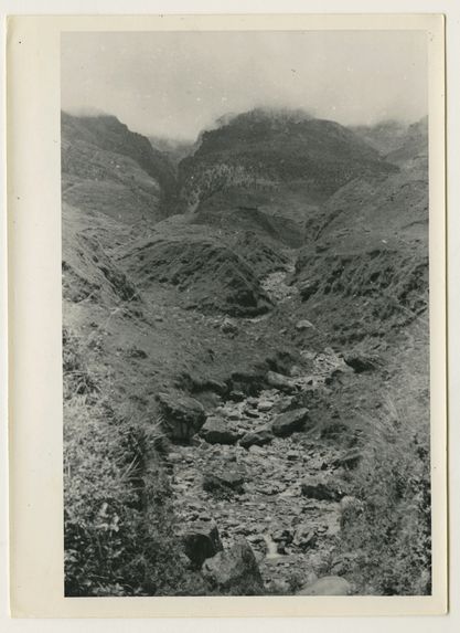 Lit de torrent au pied de la chaîne de montagnes des Tien Chan