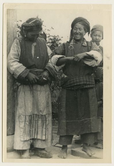 Femmes tibétaines du village de Tsedjrong en costume de fête
