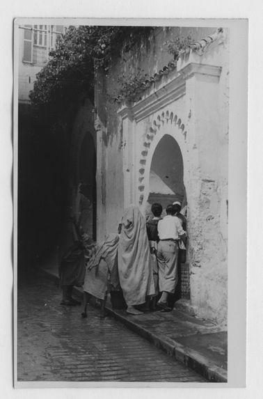 Tanger [personnes regroupées devant une construction]
