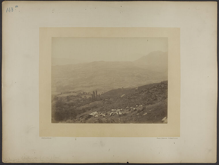 Vue prise de Calcatoggio sur la vallée de San Liamone[?] et au troisième plan, la montagne