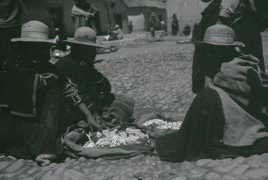 Sans titre [Bande-film de six vues concernant des scènes de marché]