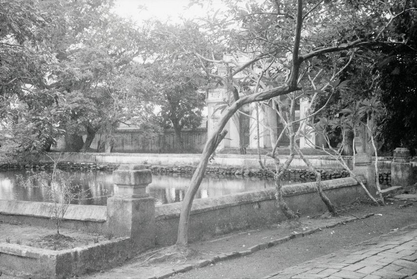 Bassin devant une pagode