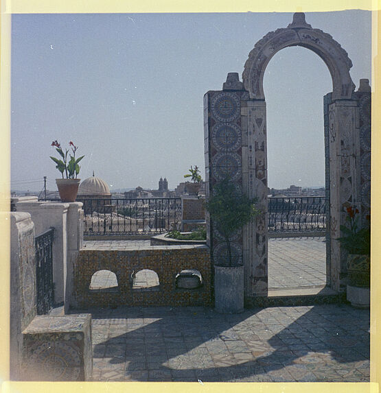 Sans titre [bande-film d'une vue concernant les terrasses du Palais d'Orient en Tunisie]