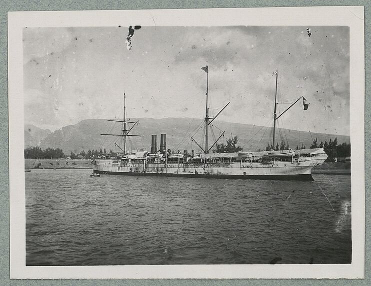 Devant le port de la Pointe