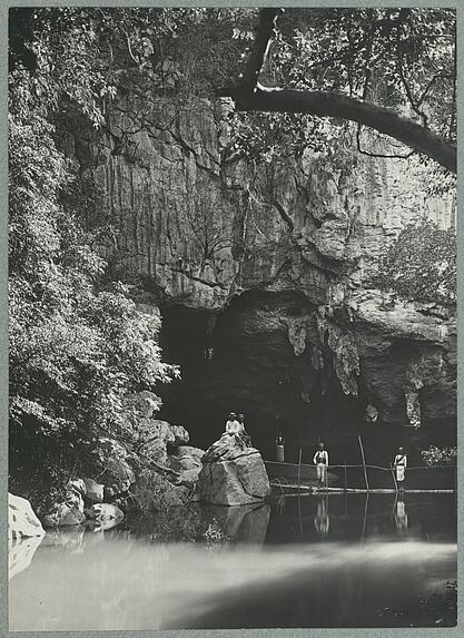 Sans titre [vue d'une grotte]