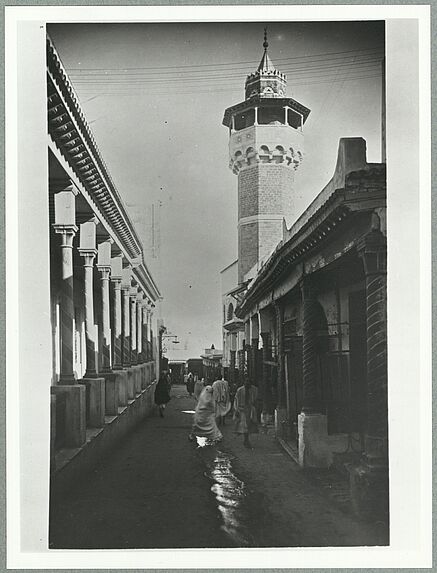 Sans titre [Tunis. Rue et minaret]