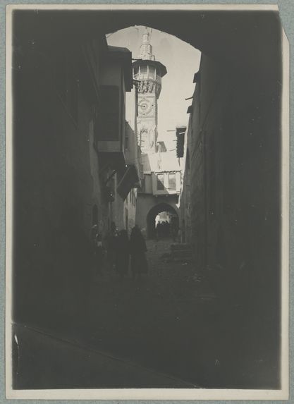 Tunis. Rue et minaret
