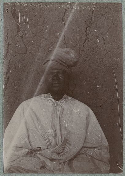 Mamadou, courrier haoussa [homme assis de face]