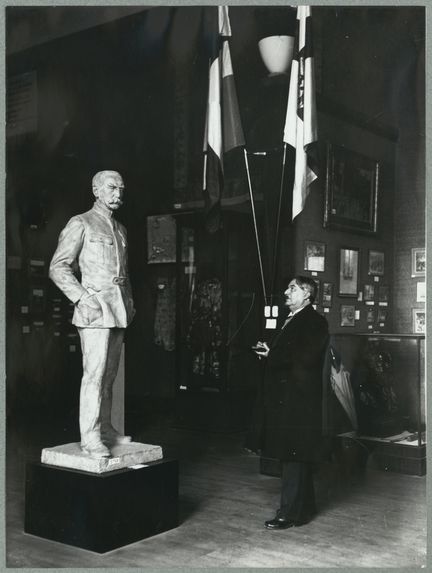 Ary Leblond devant la statue de Gallieni