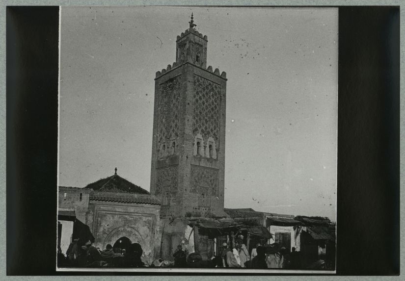 Marrakech [foule devant un bâtiment]
