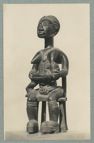 Statue commémorative Baoulé représentant une mère allaitant son enfant, symbole de fécondité