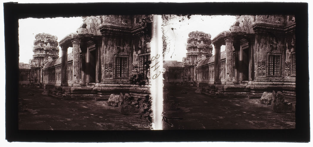 Angkor-Vat : dans la cour de la 2ème enceinte